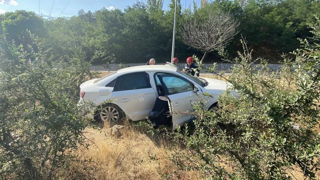 Otomobil Yol Kenarındaki Bordür Taşlara Çarptı 1