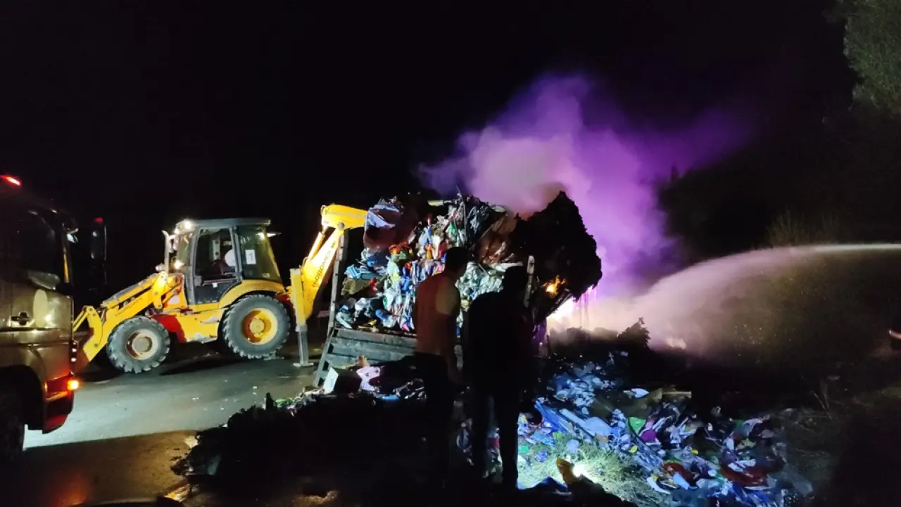 Atık Plastik Yüklü Tırda Çıkan Yangın Söndürüldü 7