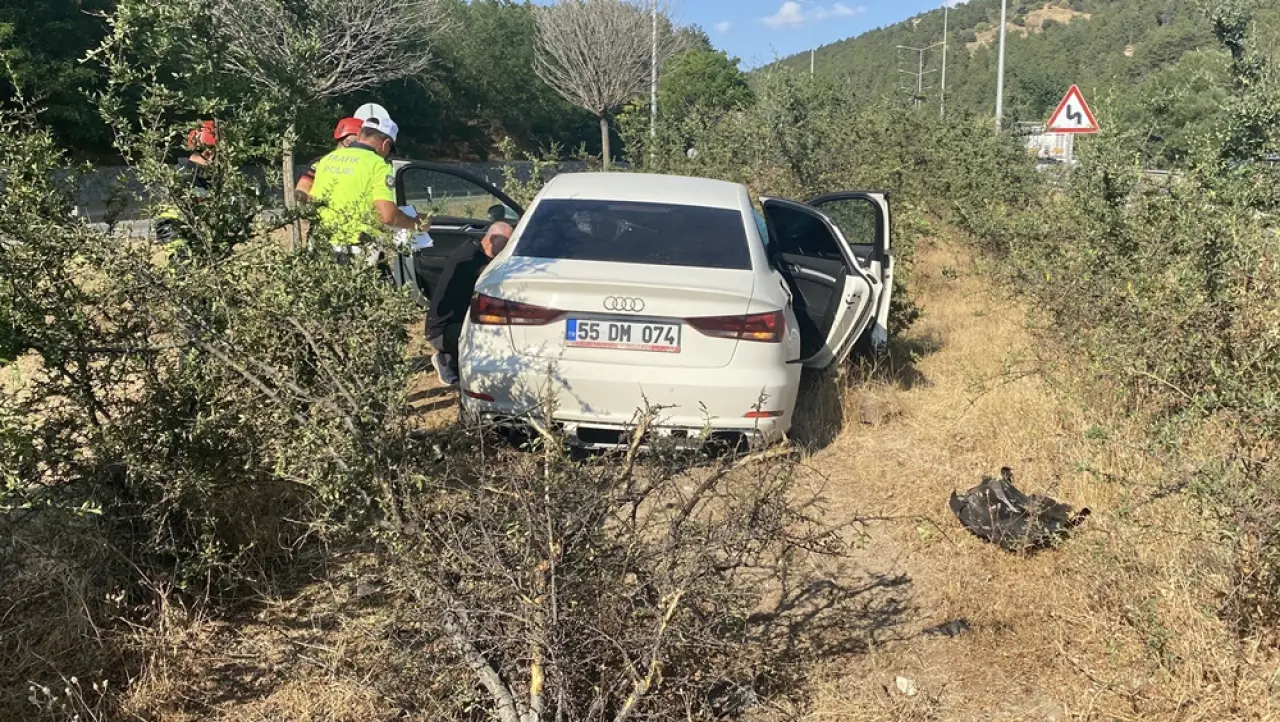 Otomobil Yol Kenarındaki Bordür Taşlara Çarptı 3