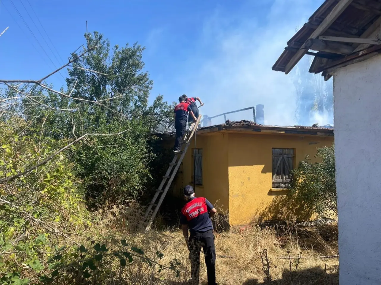 Alevlere Teslim Olan Bina Kullanılmaz Halde 5