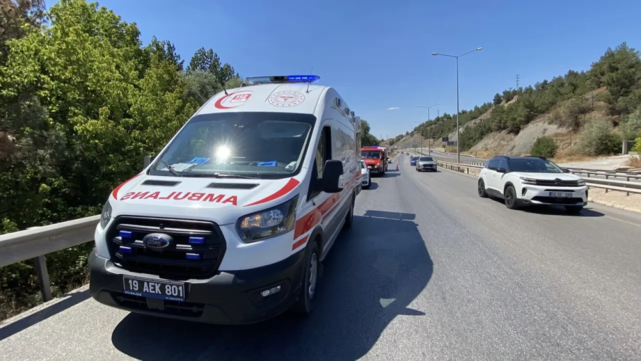Otomobil Bariyerlere Çarptı: 2 Yaralı 1