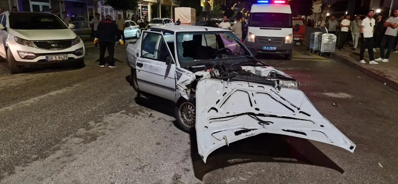 Otomobil, Yaya Geçidinde Duran Araca Böyle Çarptı 3