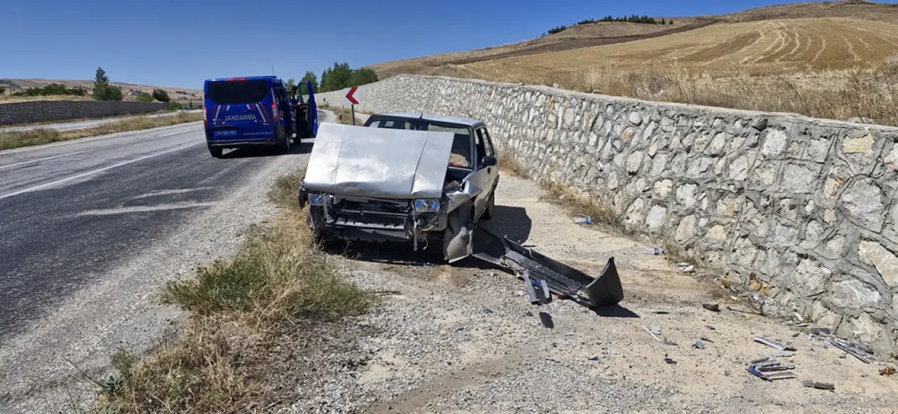 Kontrolden Çıkan Otomobil Duvara Çarptı 1