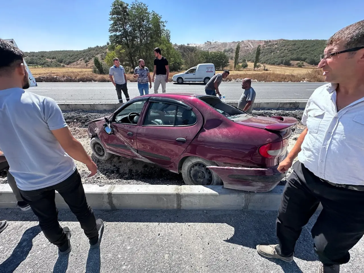 Osmancık Yolunda Orta Refüje Çarptı 2