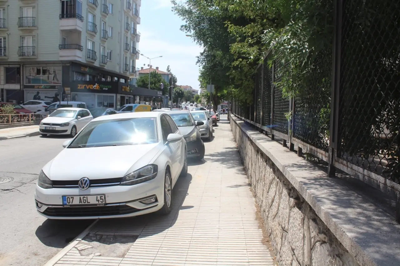 Kaldırımlarda Geçit Yok 1
