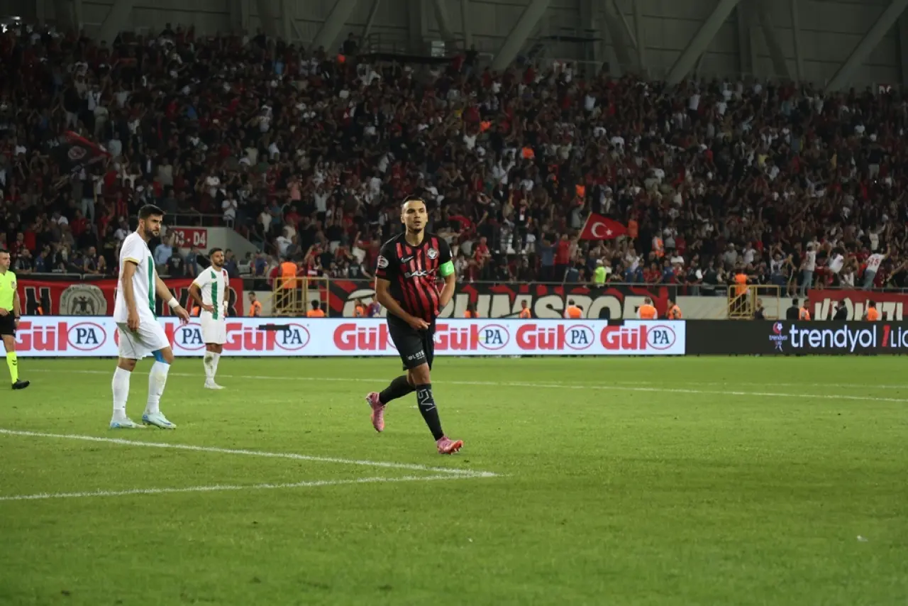 İlk Gol Yenilerden, İkinci Gol Oyuna Sonra Giren Eskilerden 1