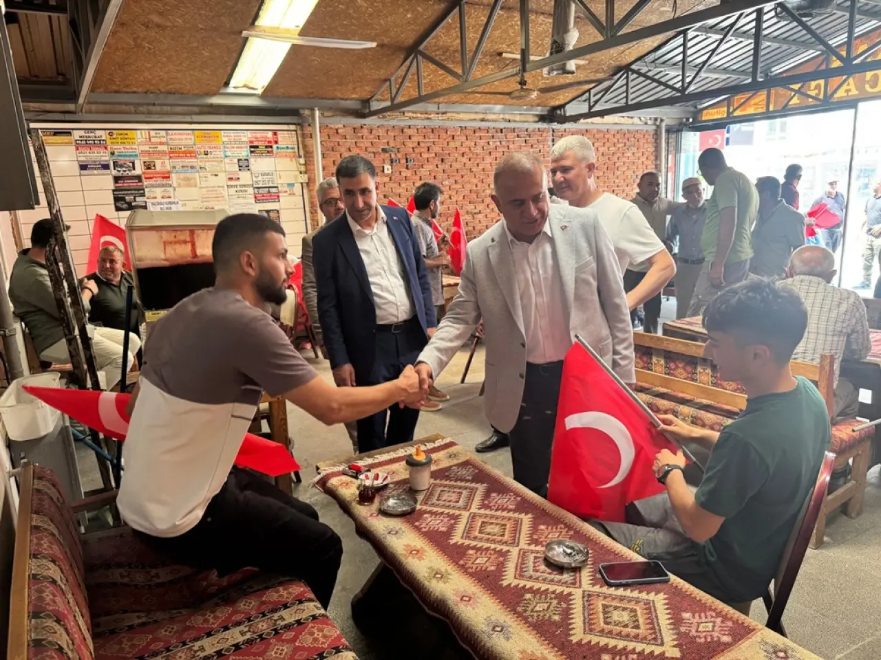 AK Partililer Gülabibey’de 3