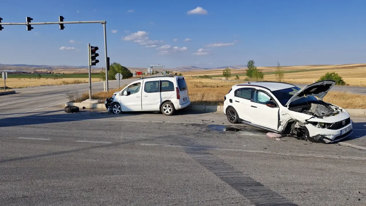 Ölüm Kavşağında Yine Kaza: 10 Yaralı 1