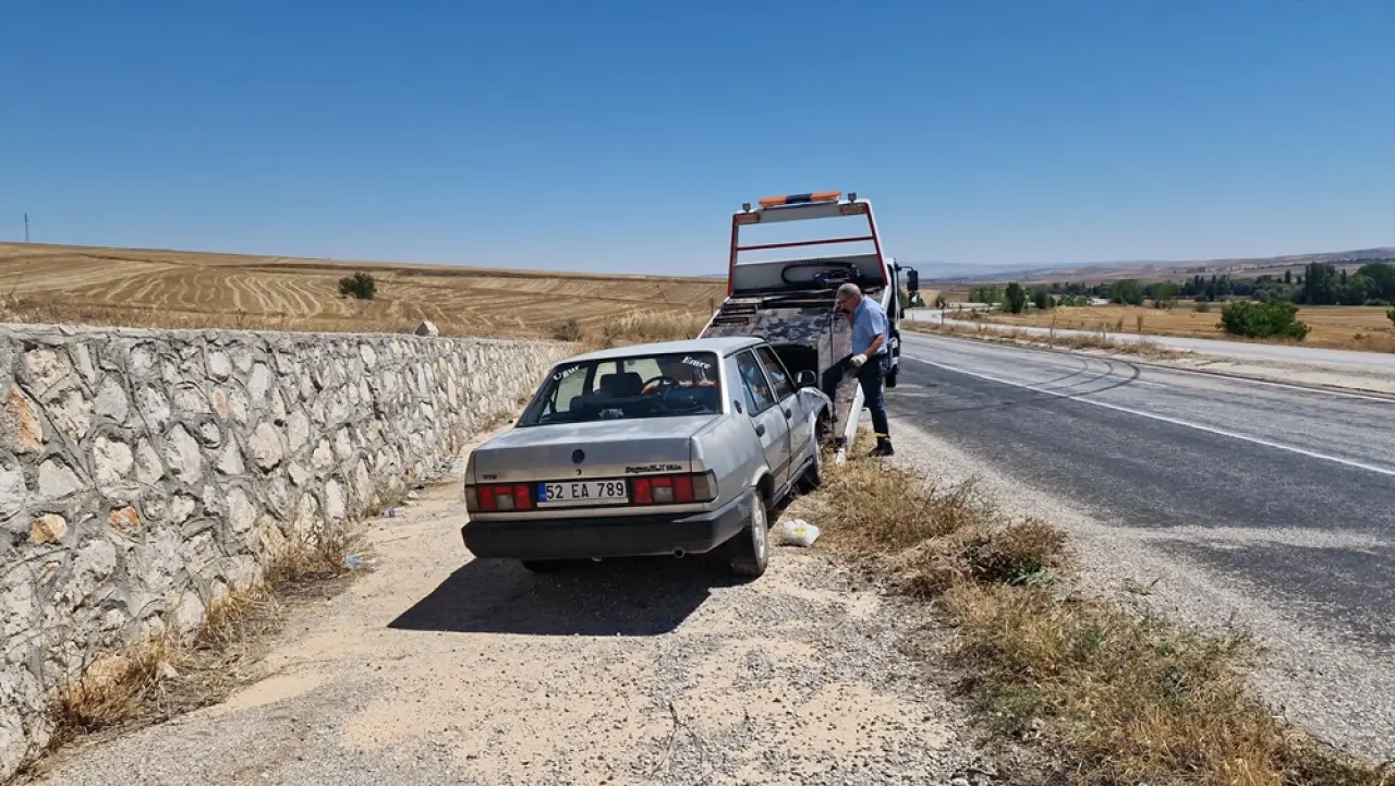 Kontrolden Çıkan Otomobil Duvara Çarptı 3