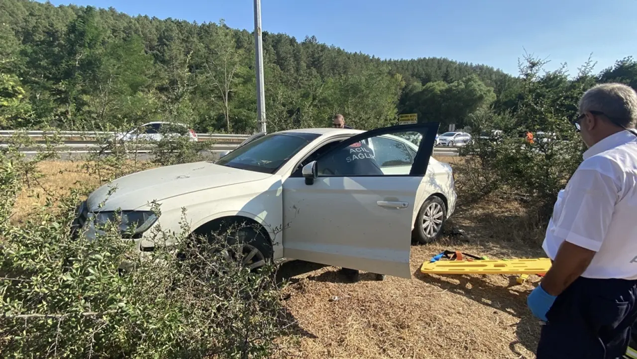 Otomobil Yol Kenarındaki Bordür Taşlara Çarptı 5