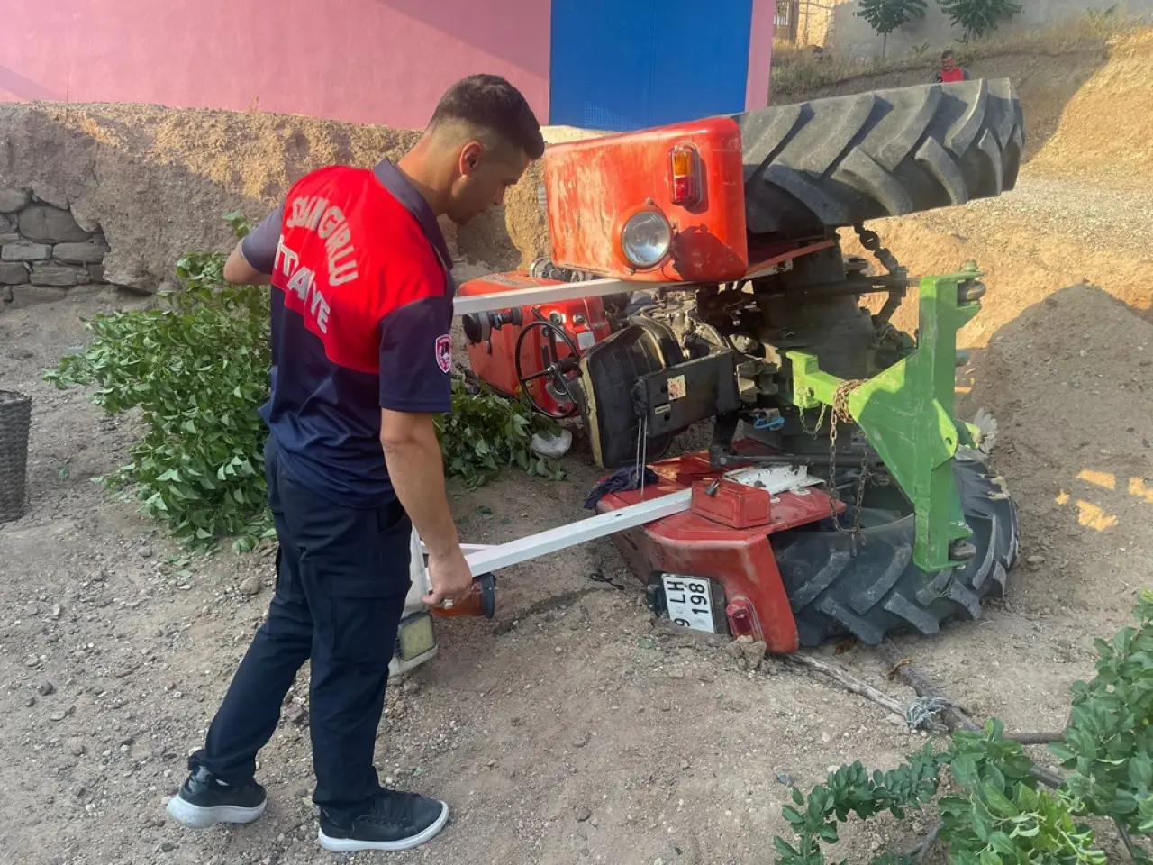 Devrilen Traktörün Sürücüsü Yaralandı 3