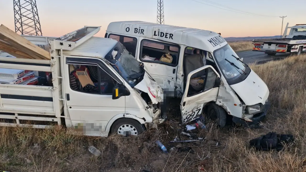 Minibüs Kamyonetle Çarpıştı: 4 Yaralı 3