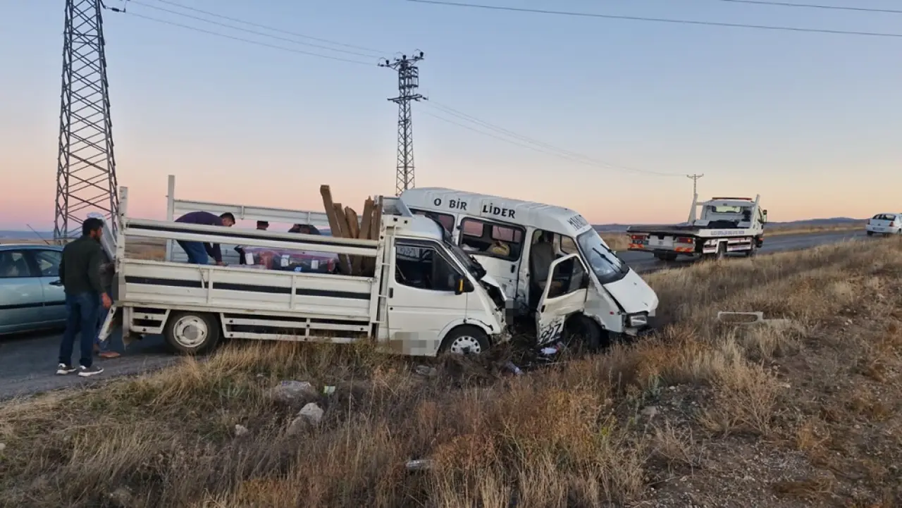 Minibüs Kamyonetle Çarpıştı: 4 Yaralı 4