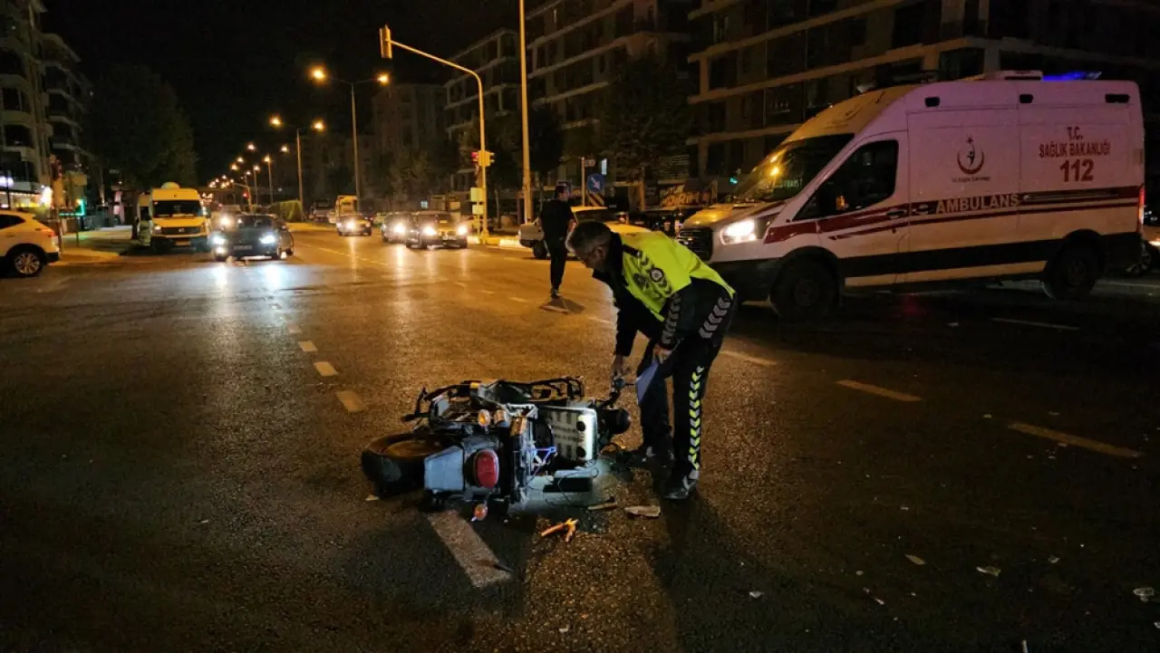 Motosikletle Otomobil Çarpıştı: 4 Yaralı 2