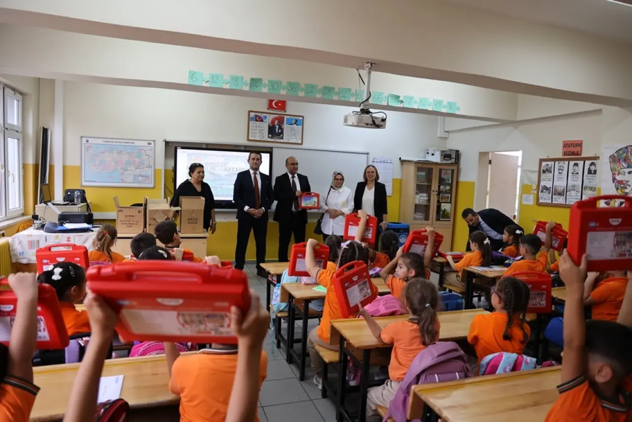 İlkokul Sınıf Öğrencilerine Boyama Seti Hediyesi 2