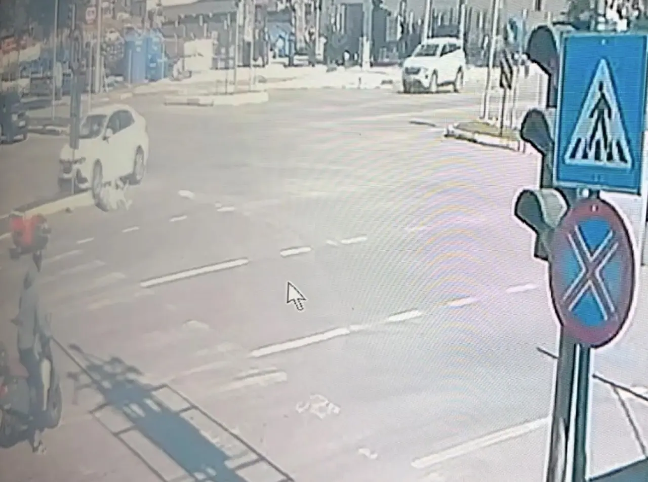 Otomobille Motosiklet Çarpıştı: 1 Yaralı 2
