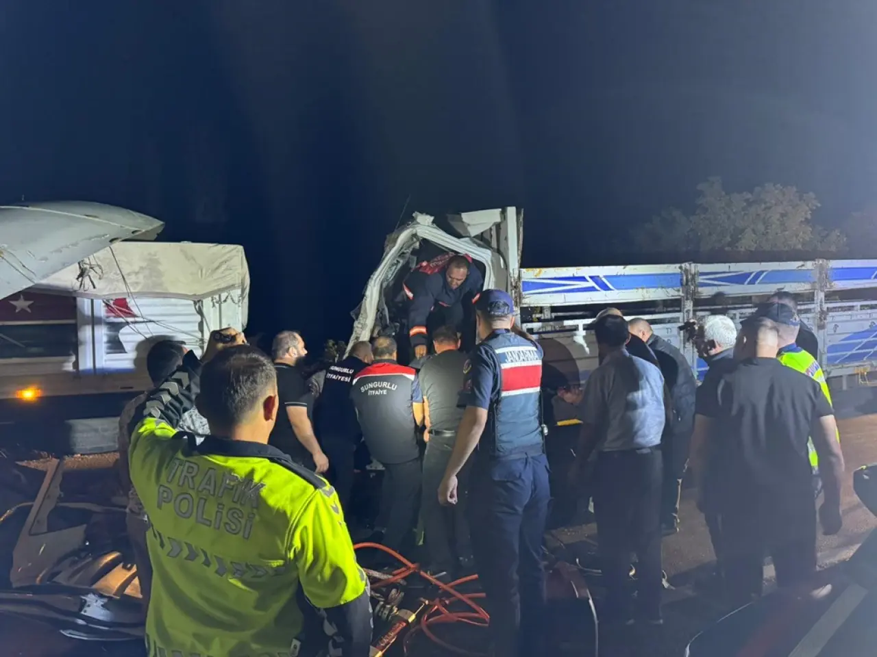 Kamyon TIR’a Çarptı, Sürücü Araçta Sıkıştı 2