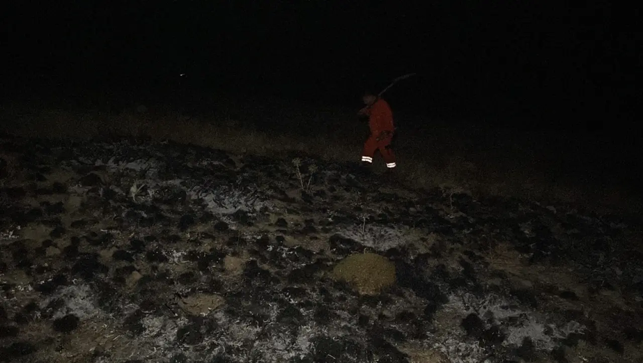 Arazi Yangının Ormana Sıçramasını Ekipler Önledi 1