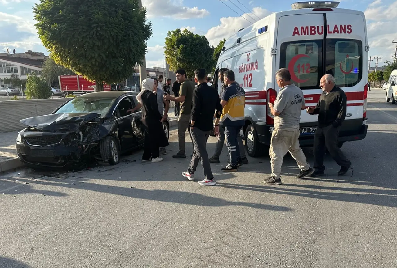 Hafif Ticari Araç ile Otomobil Çarpıştı 1