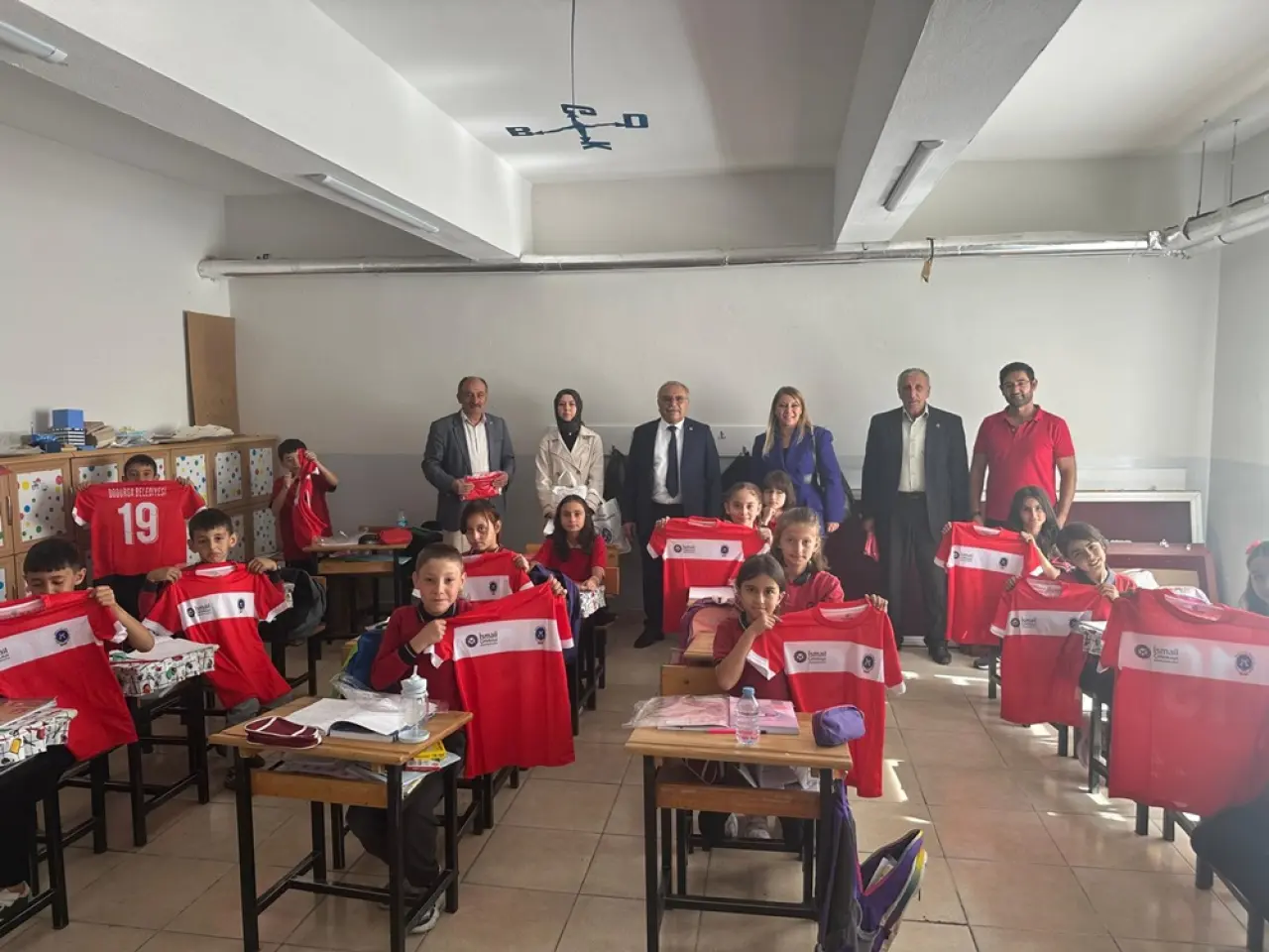 Çetinkaya, Öğrencilere Forma Hediye Etti 2