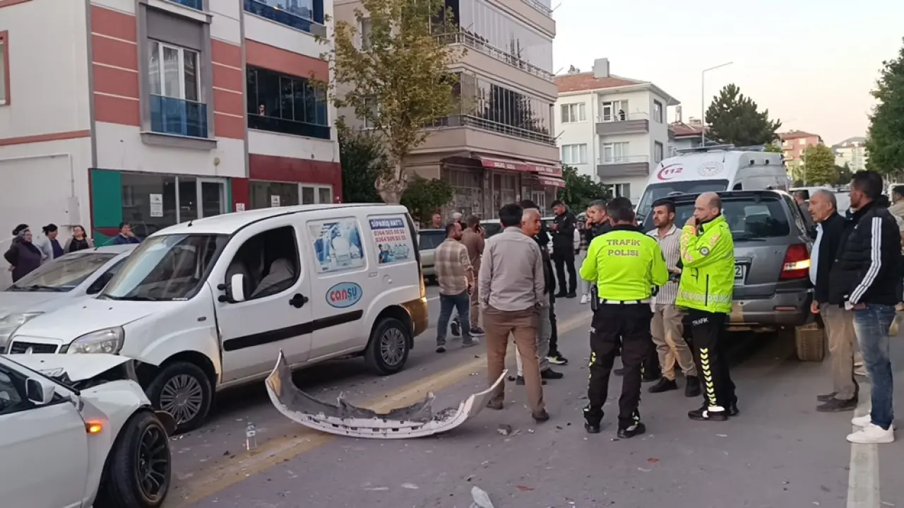 3 Araç Birbirine Girdi: 4 Yaralı 3
