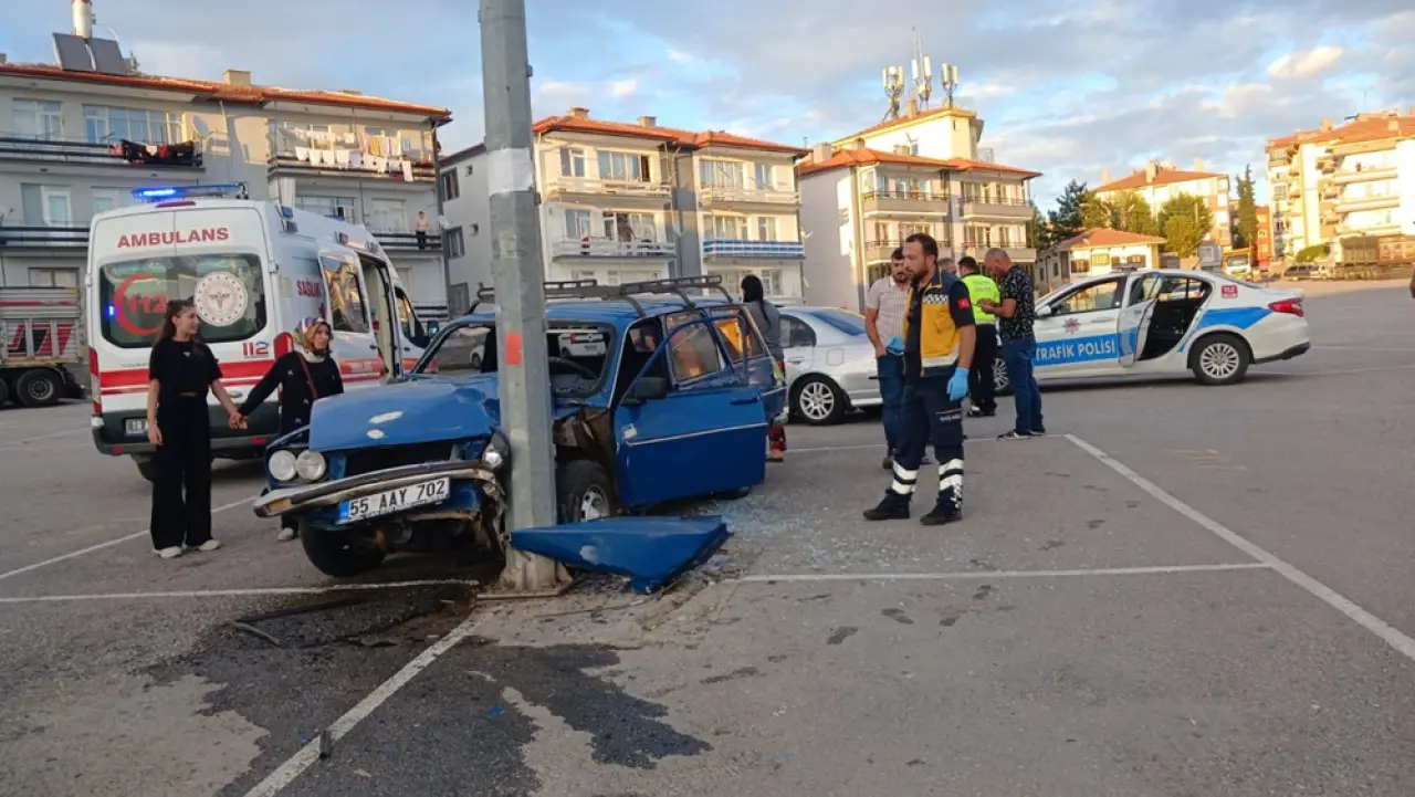 Otomobil Aydınlatma Direğine Çarptı: 2 Yaralı 3