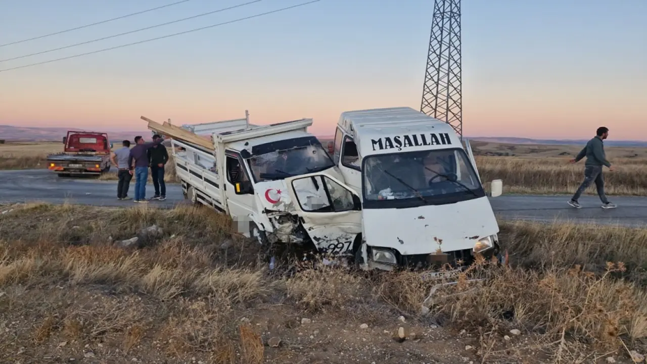 Minibüs Kamyonetle Çarpıştı: 4 Yaralı 1
