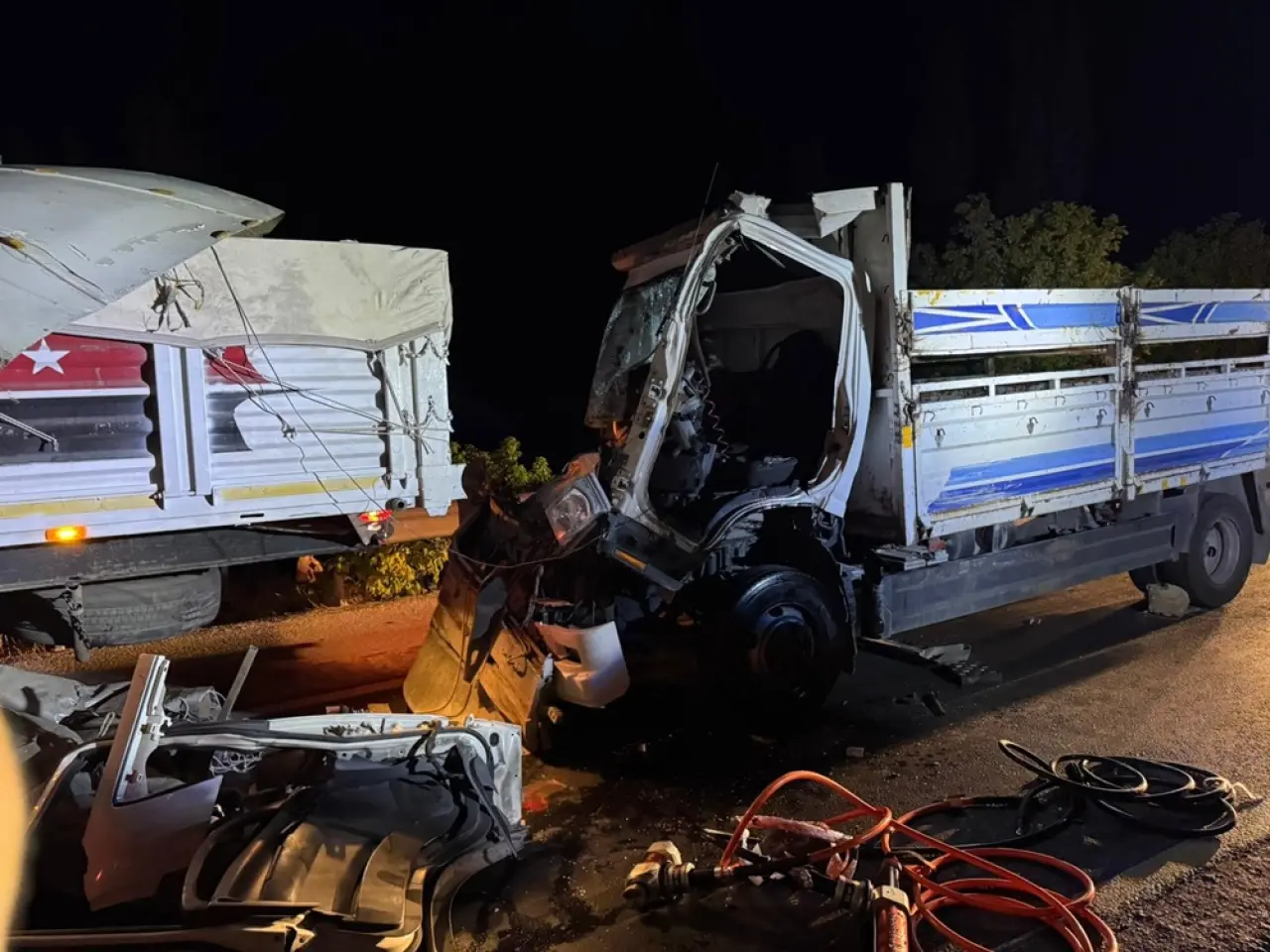 Kamyon TIR’a Çarptı, Sürücü Araçta Sıkıştı 1