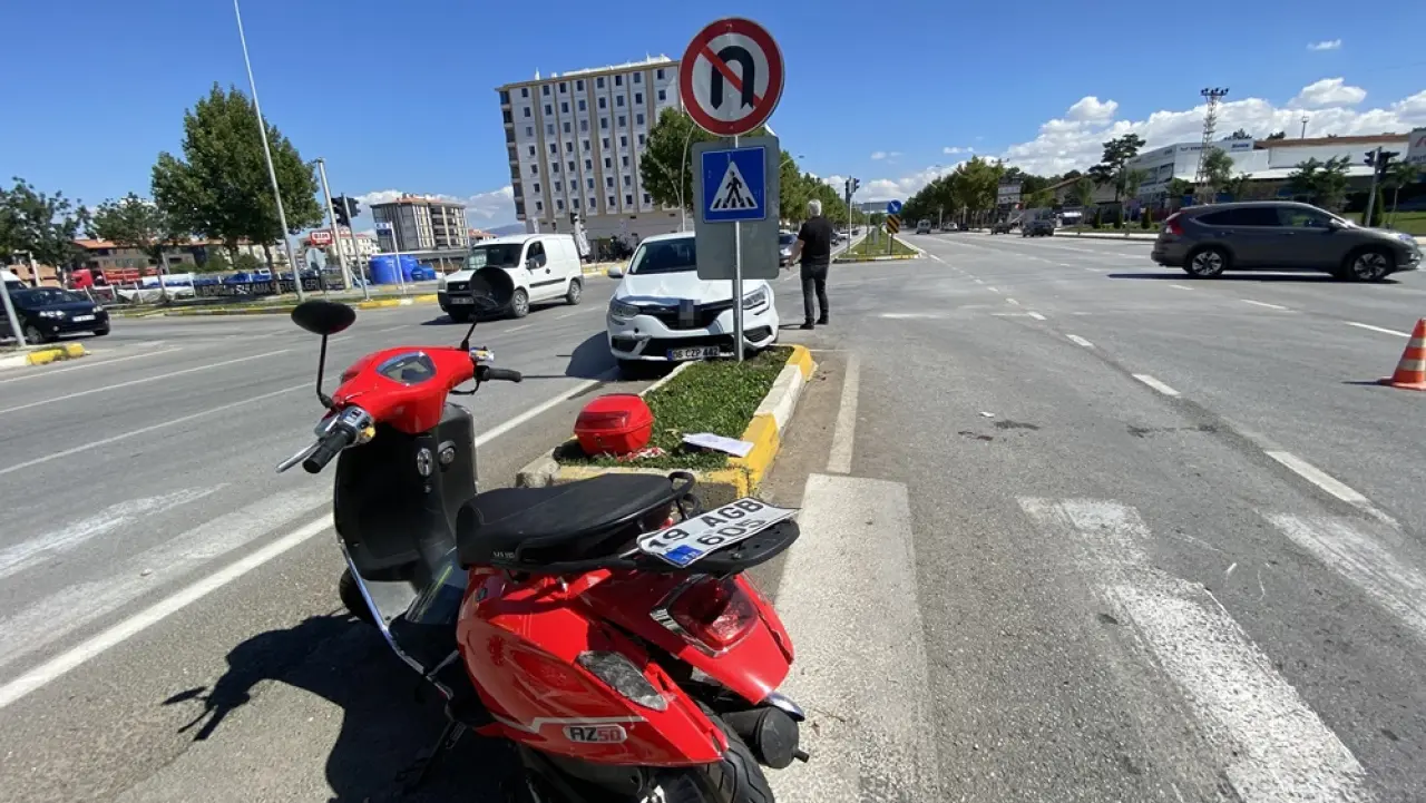 Otomobille Motosiklet Çarpıştı: 1 Yaralı 3