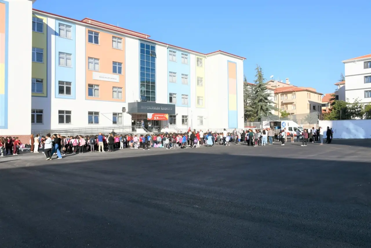 Yenilenen Okul Bahçesinde Öğrencilerle Buluştular 4