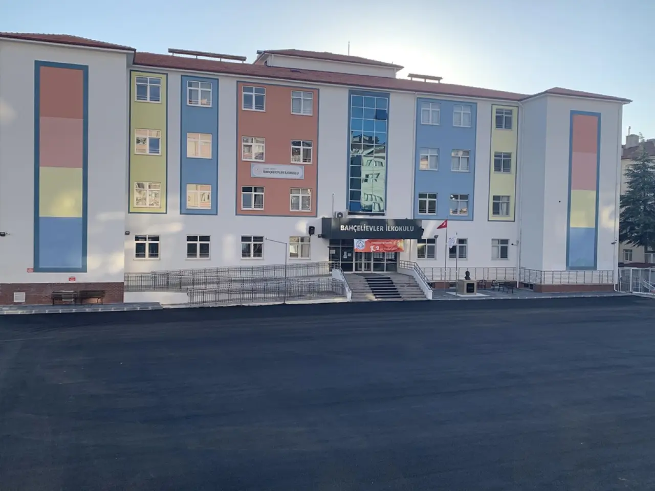 Yenilenen Okul Bahçesinde Öğrencilerle Buluştular 5