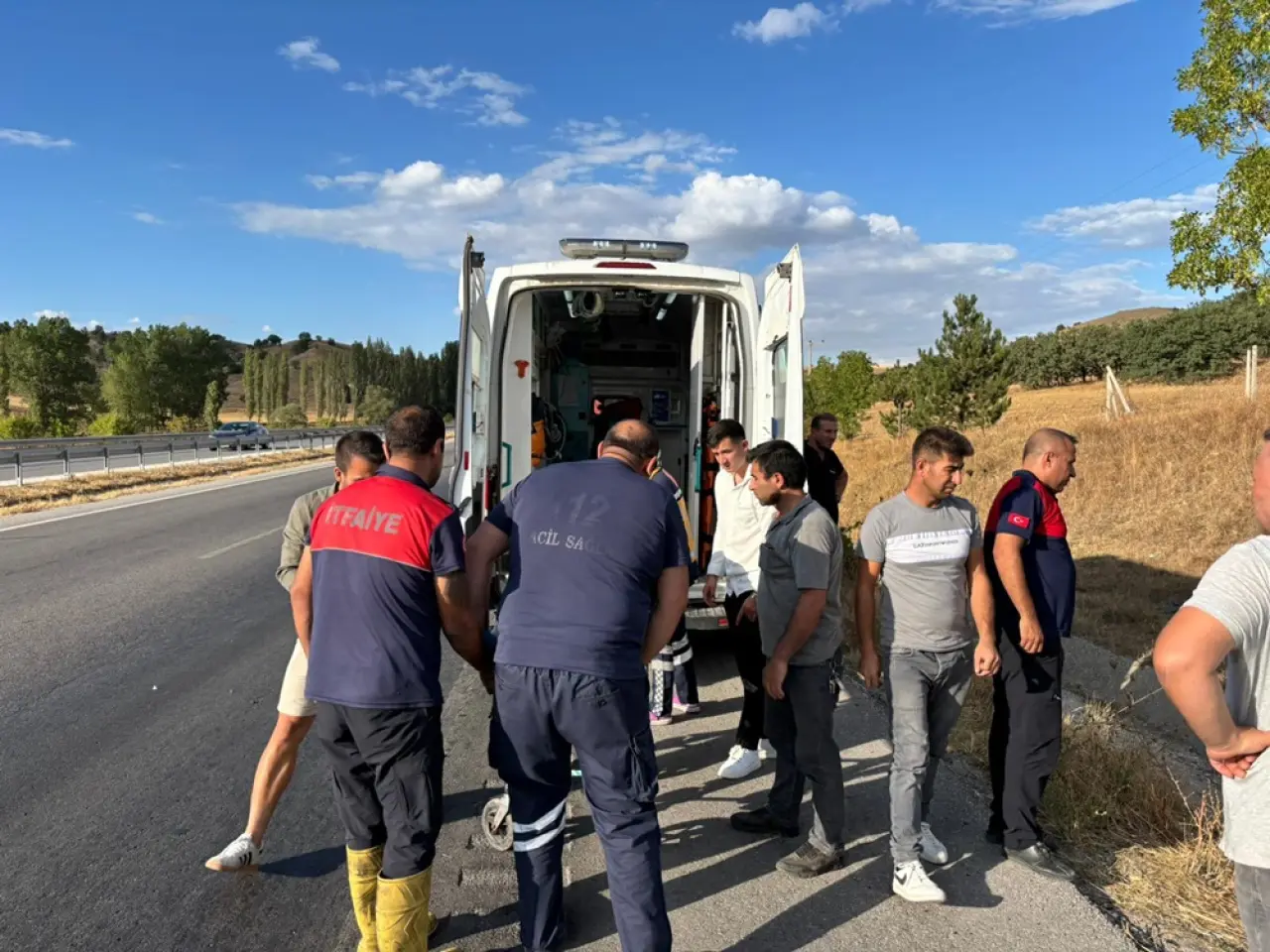 Devrilen Otomobildeki 2 Kişi Yaralandı 1