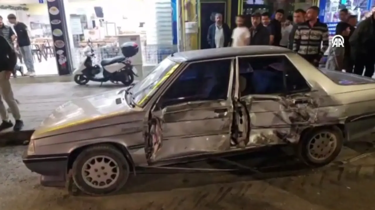 Traktör, Park Halindeki Araçlara Çarptı 2