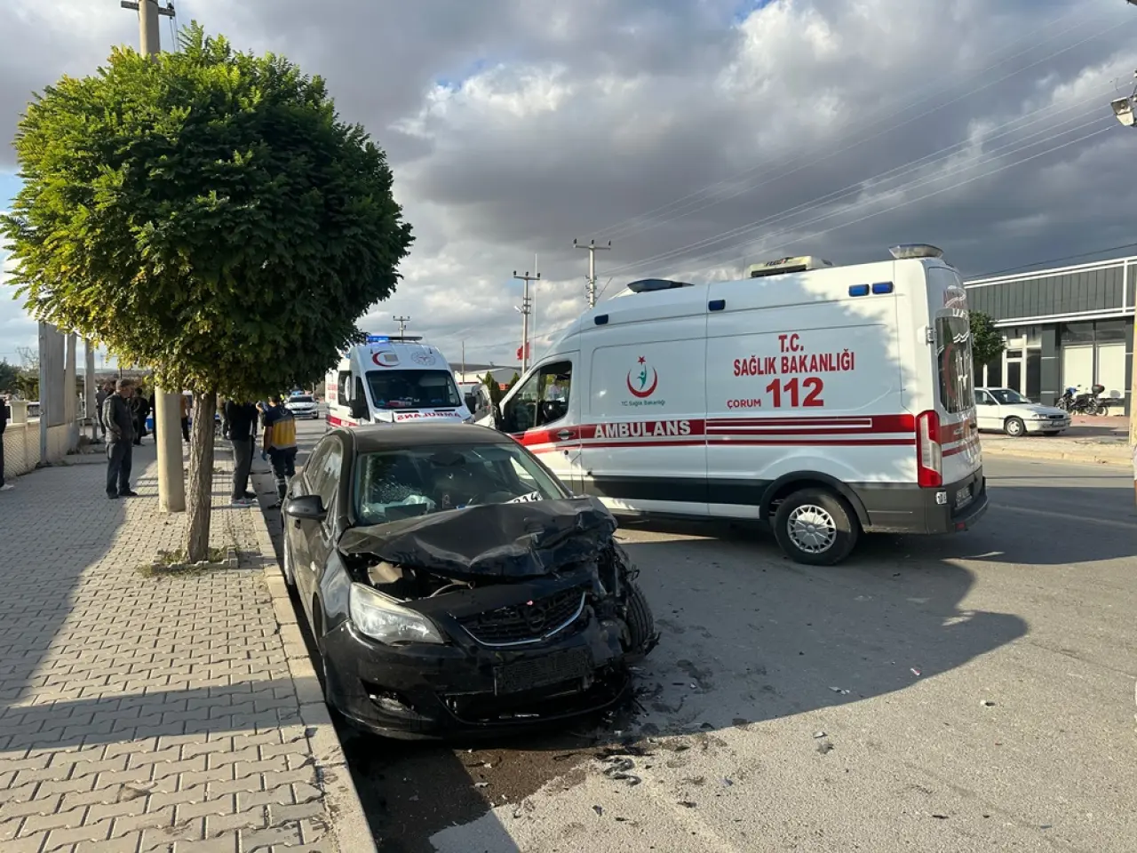 Hafif Ticari Araç ile Otomobil Çarpıştı 3