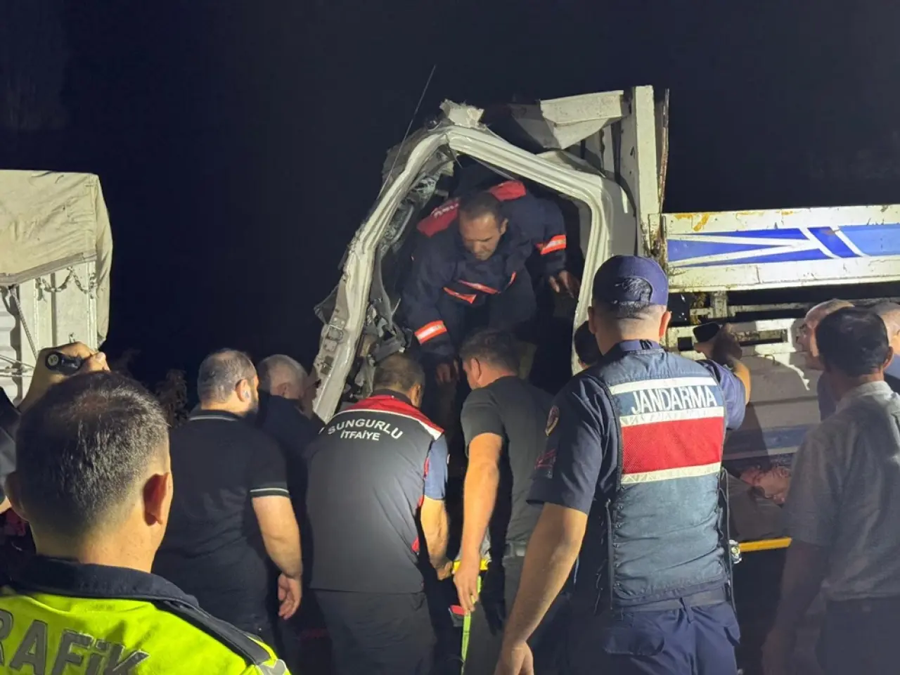 Kamyon TIR’a Çarptı, Sürücü Araçta Sıkıştı 4