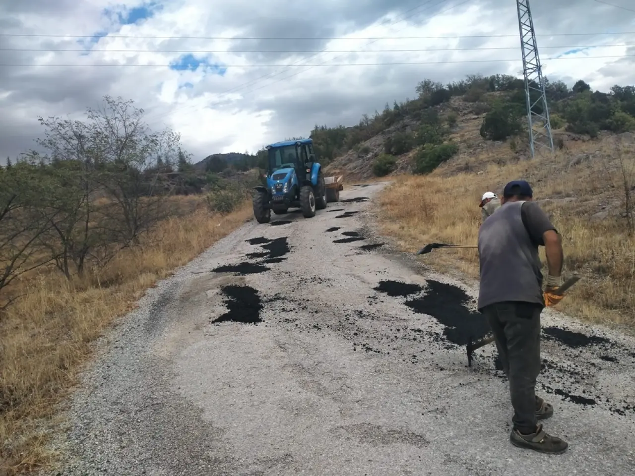 Oğuzlar’da Bozulan Yollar Asfalt Düzeltiliyor 1