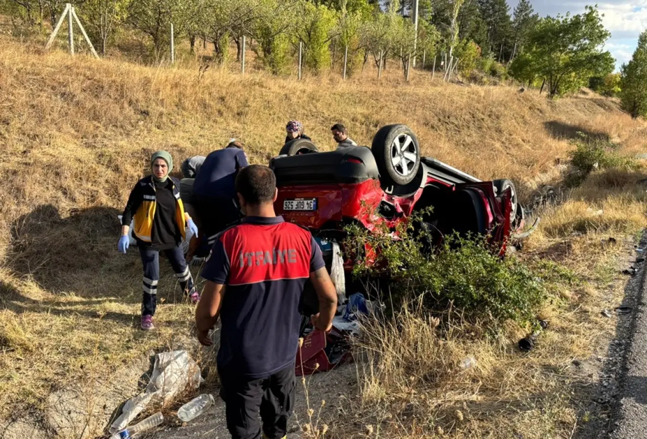 Devrilen Otomobildeki 2 Kişi Yaralandı 3