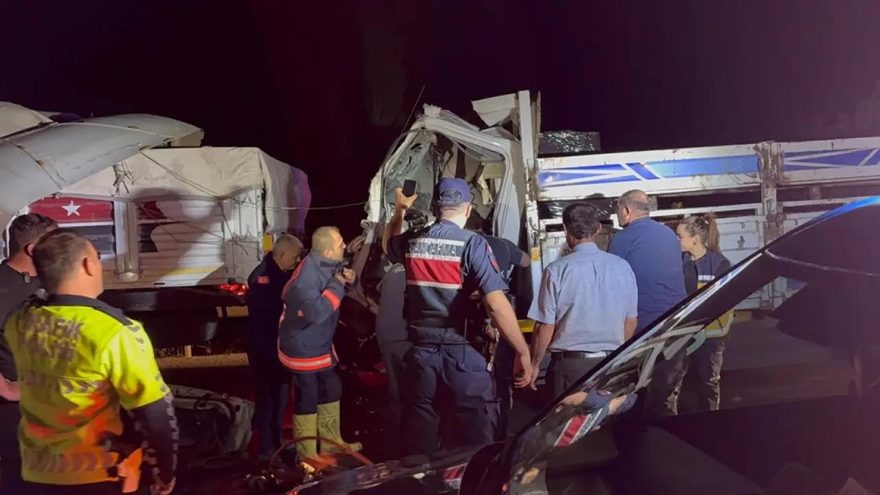 Kamyon TIR’a Çarptı, Sürücü Araçta Sıkıştı 3