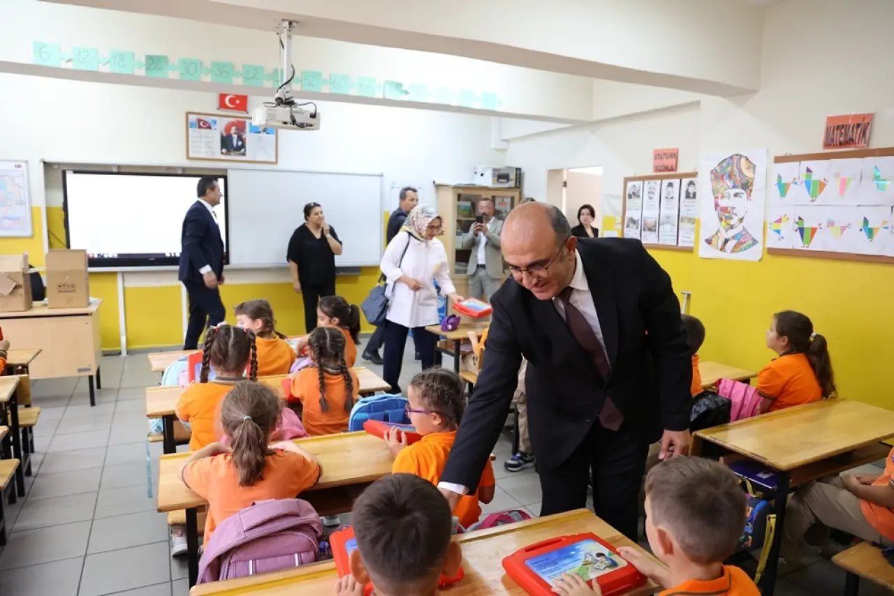 İlkokul Sınıf Öğrencilerine Boyama Seti Hediyesi 1