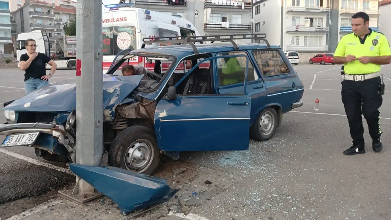 Otomobil Aydınlatma Direğine Çarptı: 2 Yaralı 2