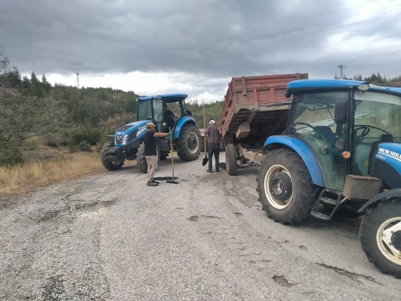 Oğuzlar’da Bozulan Yollar Asfalt Düzeltiliyor 4