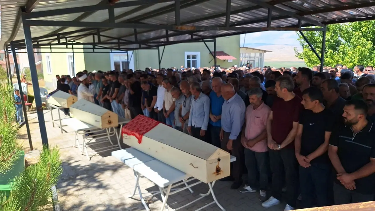 Kazada Ölen Aile Toprağa Verildi 3