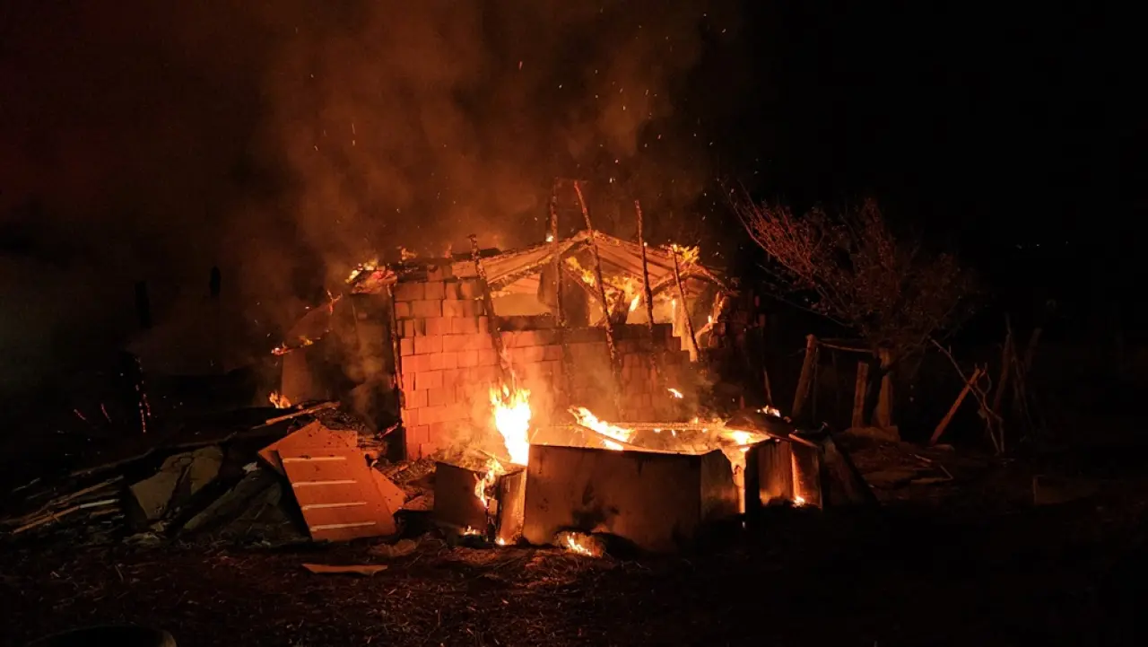 Evde Yangın Çıktı, 7 Kişi Hastanede 3
