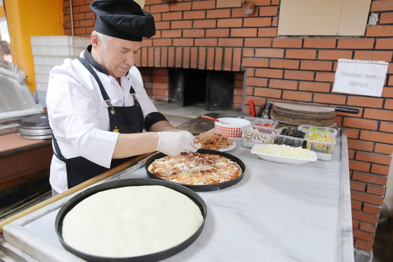Köyüne Pizzacı Açtı, Talebe Yetişemiyor 4