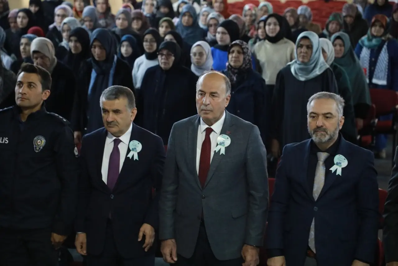 Alaca’da ‘Peygamberimiz ve Aile Ahlakı’ Konuşuldu 3