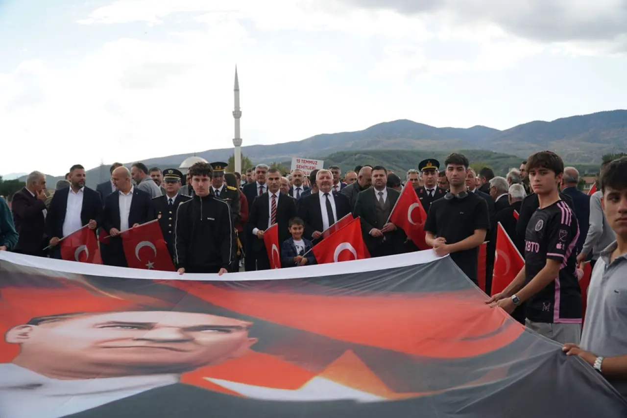 102 Metrelik Dev Bayrakla Yürüyüş 4