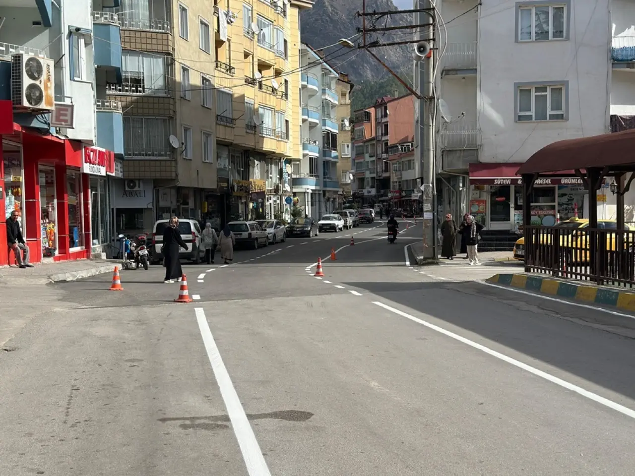 Asfaltlanan Caddelerde Yol Çizgileri Çekiliyor 3