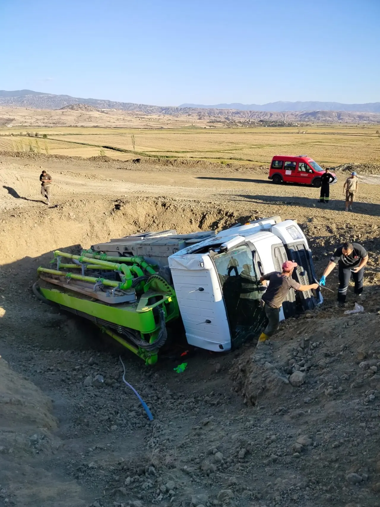 Beton Pompası Devrildi: 1 Yaralı 1