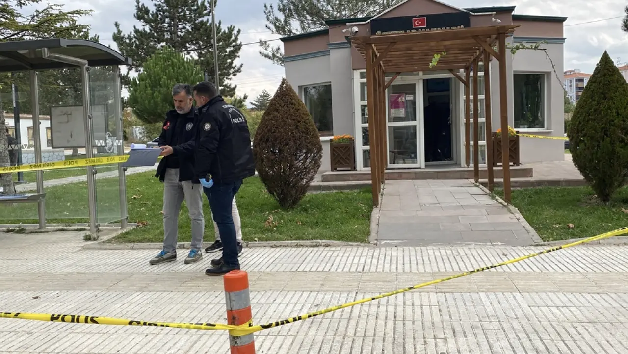 Motosikletli Saldırgan Muhtarlığa Kurşun Yağdırdı 9
