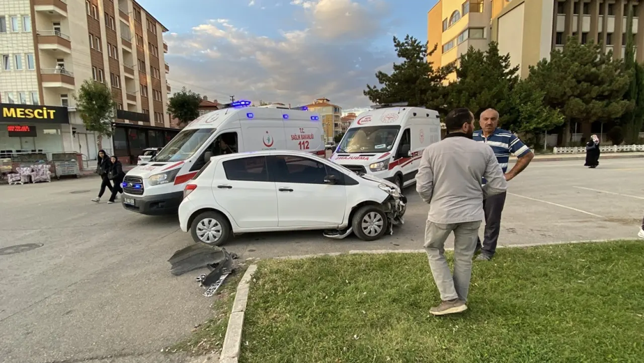Otomobiller Çarpıştı: 2 Yaralı 3